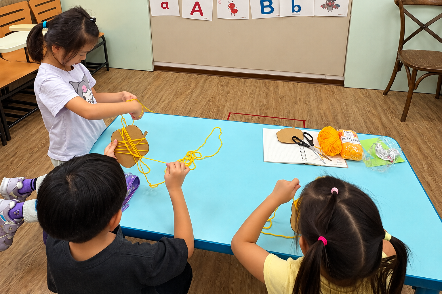 孩子一起操作毛線手作的課堂活動