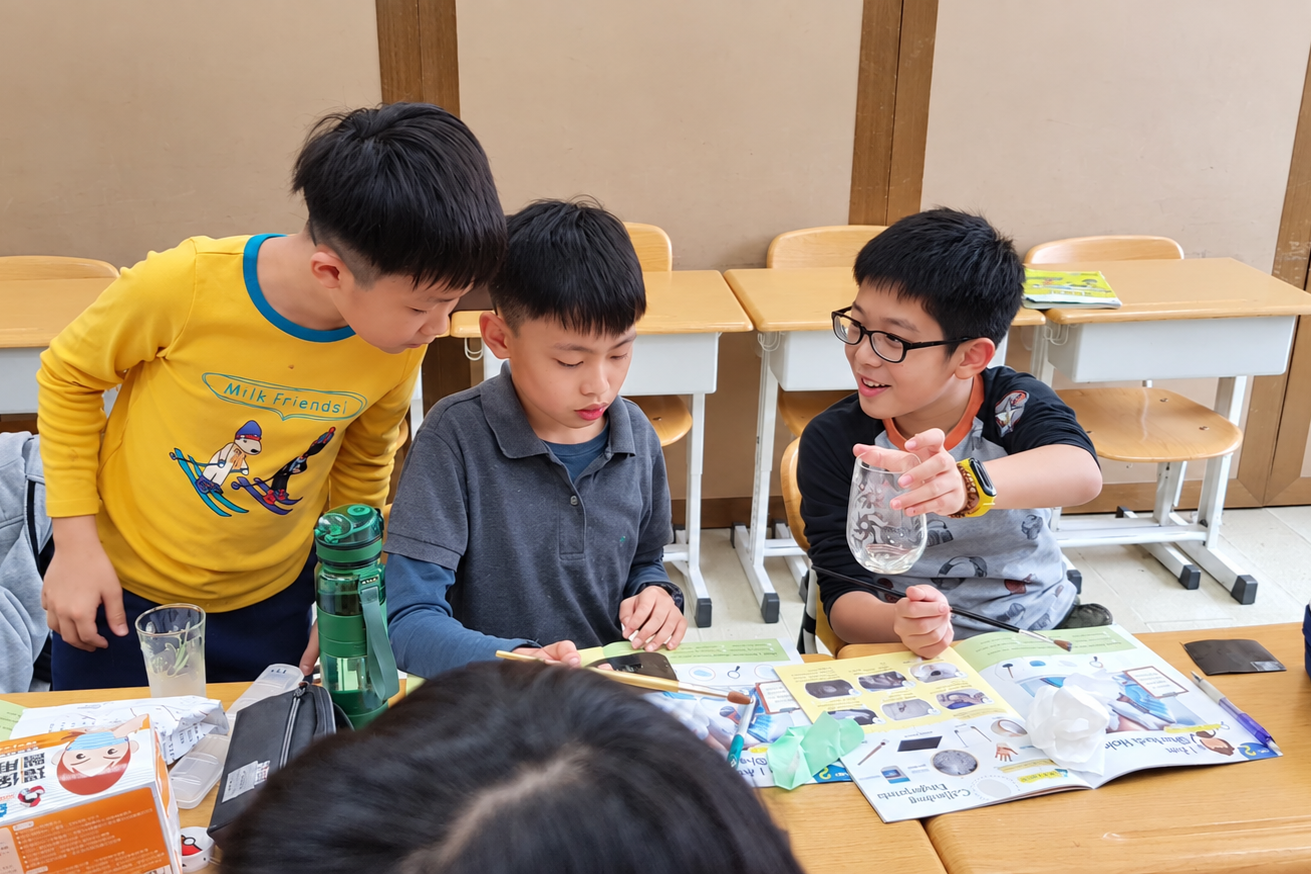 孩子在實驗中討論與合作